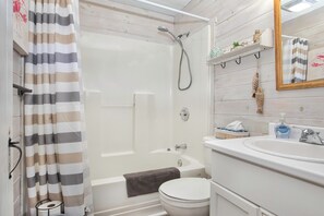 Hair dryer, towels, soap, shampoo - Reunion Cottages,  5 minutes walking to beach entrance & Stanhope Golf Course. (Stanhope)