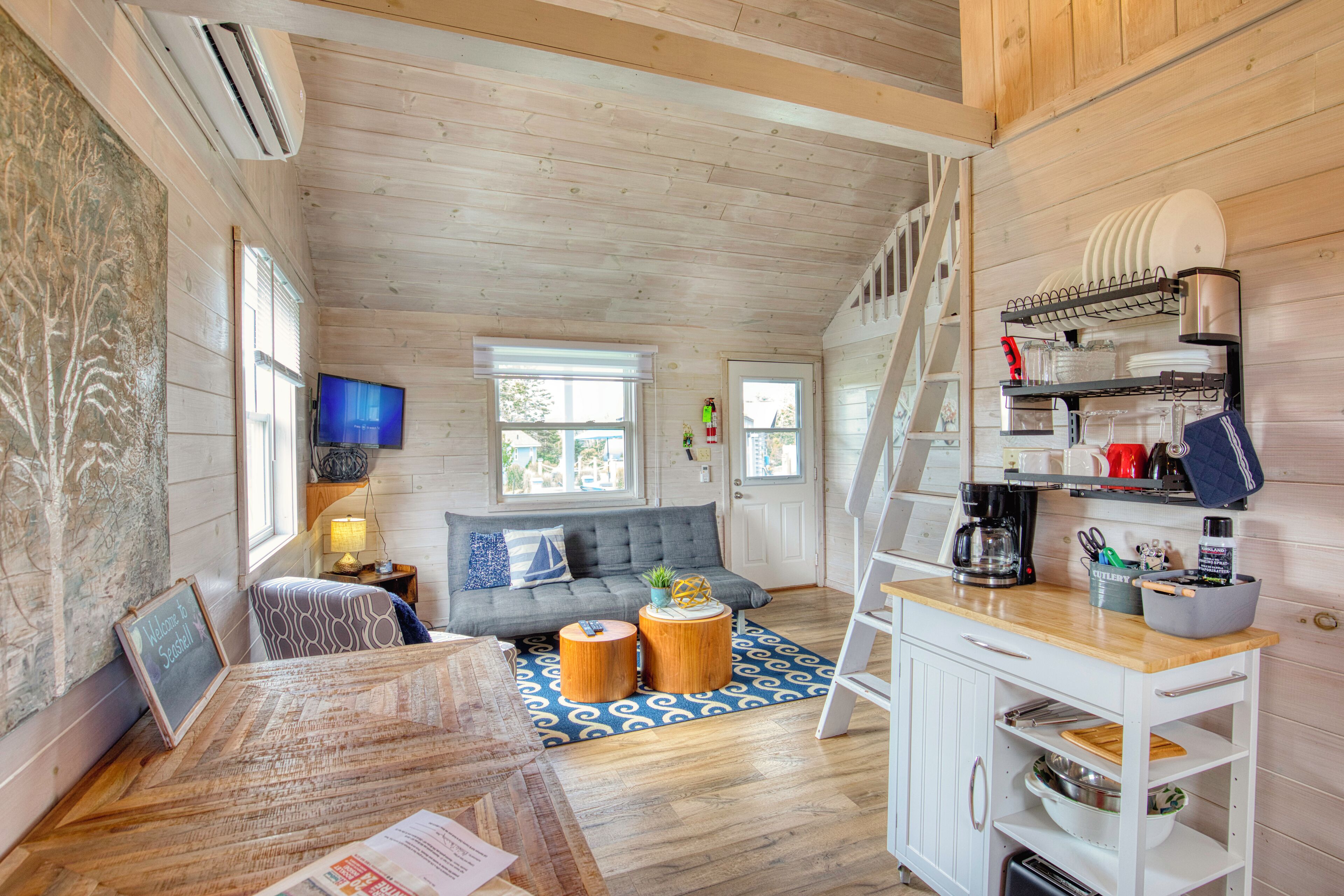 Smart-TV, DVD-Player, Tischfußball, Bücher