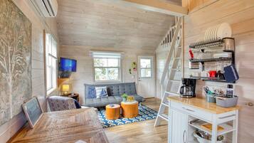 Smart-TV, DVD-Player, Tischfußball, Bücher