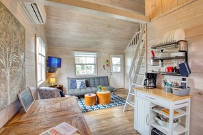 TV connectée, lecteur de DVD, baby-foot, livres