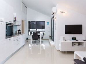 Fridge, oven, dishwasher, cookware/dishes/utensils - für 6 Personen ca. 70 m² in Medulin, Istrien (Medulin und Umgebung) by Interhome (Medulin)