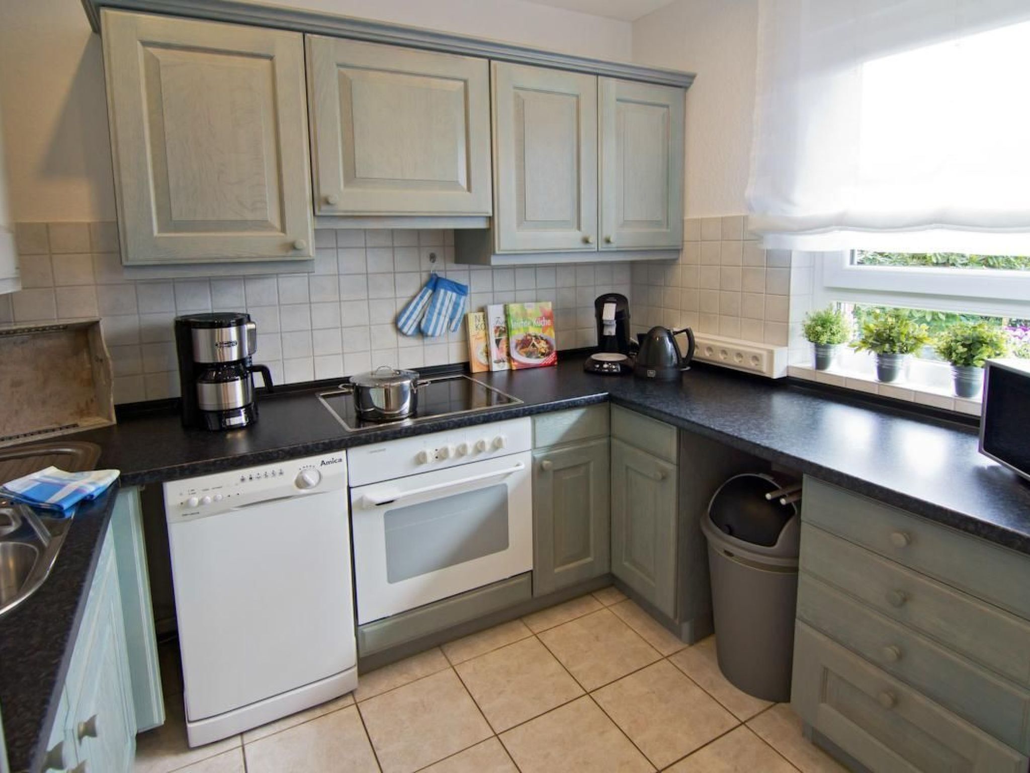 Kühlschrank, Mikrowelle, Ofen, Geschirrspüler