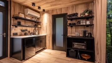 Mikroaaltouuni, kahvin-/teenkeitin, leivänpaahdin