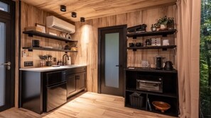 Mikroaaltouuni, kahvin-/teenkeitin, leivänpaahdin