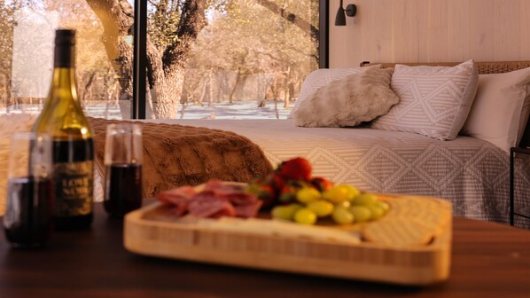 Free WiFi, bed sheets - Whispering Oaks - A Unique Mirror House (Graham)