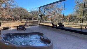 Un jacuzzi con vista a un parque con árboles y bancos.