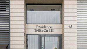 A modern building entrance with a sign reading "Résidence TriBeCa III" and the number "45" above the door. - Charmante Wohnung 42 by Interhome (Casablanca)