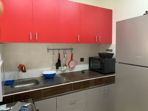 Refrigerador, microondas, horno y utensilios de cocina 