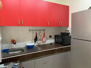 Fridge, microwave, oven, cookware/dishes/utensils - Résidence Al Ossra 1 by Interhome (Agadir)