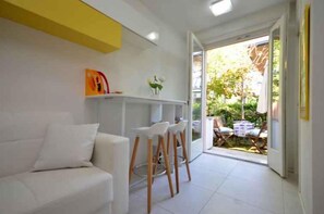TV - Holiday apartment with air conditioning, terrace and garden (Bibione)