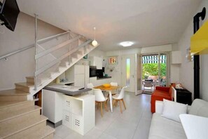 TV - Holiday apartment with air conditioning, terrace and garden (Bibione)