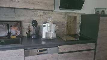 Kühlschrank, Ofen, Geschirrspüler, Kochgeschirr/Geschirr/Besteck