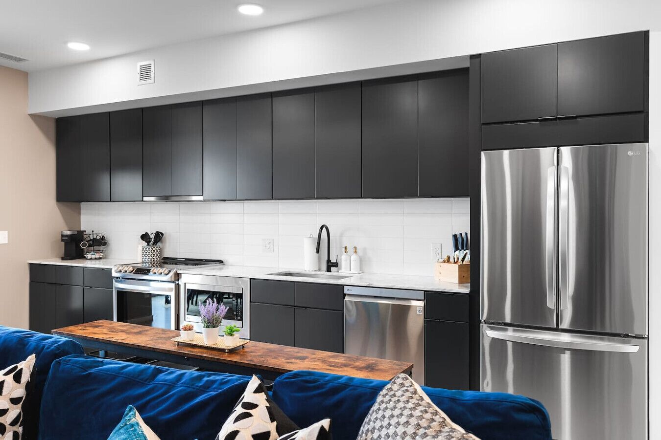 Refrigerador, microondas, horno y parrilla de estufa 