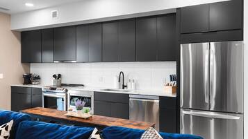 Refrigerador, microondas, horno y parrilla de estufa