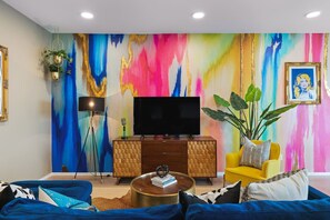 Una televisión, libros