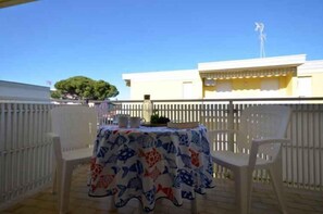 Outdoor dining - Holiday apartment with air conditioning and balcony (Bibione)
