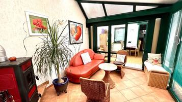 Una televisión, una chimenea