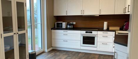 Kjøleskap, mikrobølgeovn, ovn og oppvaskmaskin