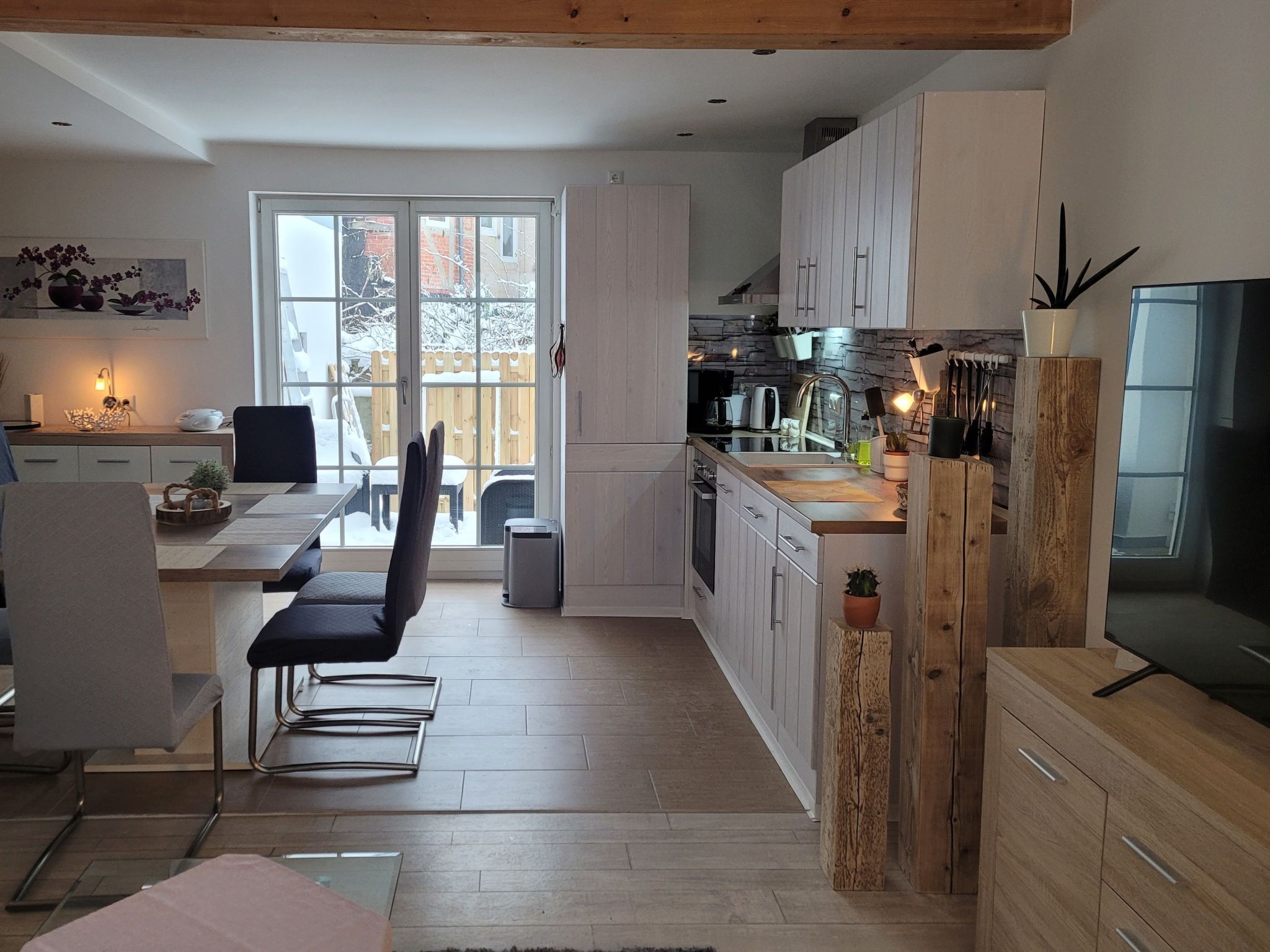 Réfrigérateur, four à micro-ondes, un four, lave-vaisselle