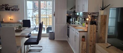 Réfrigérateur, four à micro-ondes, un four, lave-vaisselle