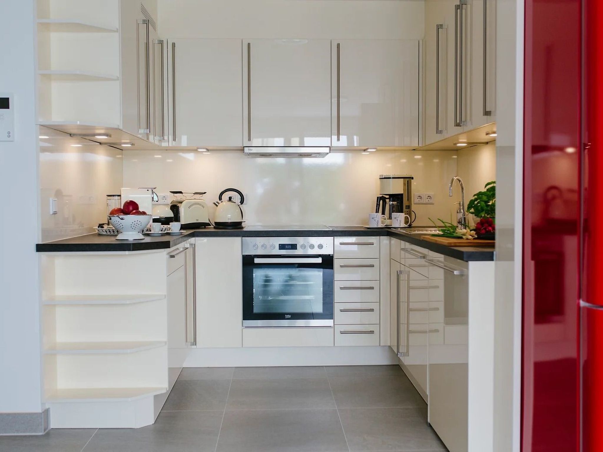 Jääkaappi, uuni, astianpesukone, keittoastiat/astiat/ruokailuvälineet