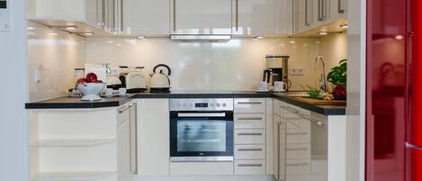 Jääkaappi, uuni, astianpesukone, keittoastiat/astiat/ruokailuvälineet