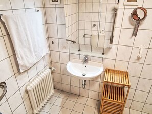 Bathroom - Strandurlaub im Ferienappartement mit Garten by Interhome (Heiligenhafen)