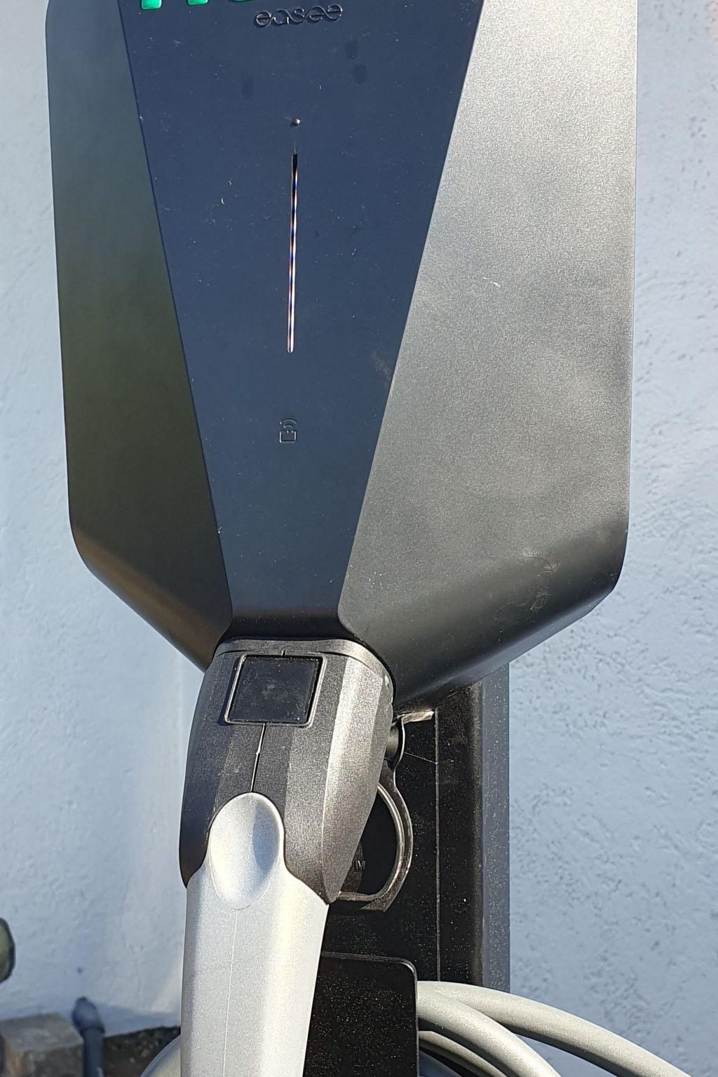 En närbild på en parkeringsautomat med en digital display och ett myntinkast.