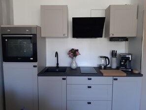 Refrigerador, horno, utensilios de cocina