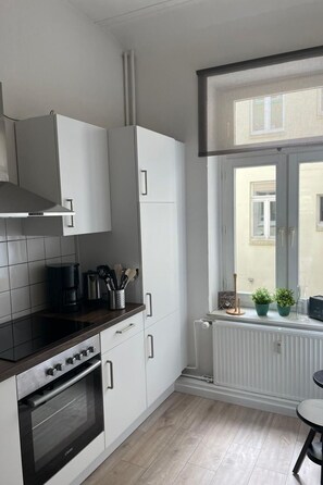 Jääkaappi, mikroaaltouuni, uuni, keittoastiat/astiat/ruokailuvälineet