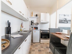 Fridge, microwave, oven, cookware/dishes/utensils - Koje Sansibar by Interhome (Altstadt)