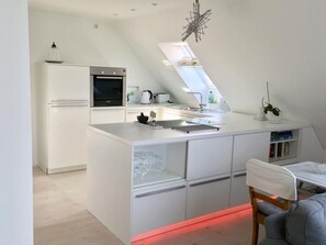Fridge, oven, dishwasher, cookware/dishes/utensils - Helle Dachgeschosswohnung an der Flensburger Förde by Interhome (Steinberg)
