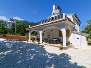 Exterior - Charmantes Ferienhaus in Medulin, mit Pool... by Interhome (Medulin)