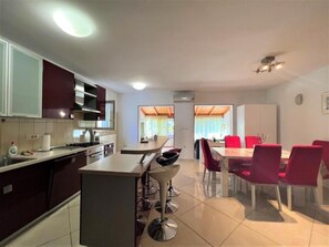 Fridge, microwave, oven, dishwasher - "Kiwi" mit Whirlpool by Interhome (Medulin)