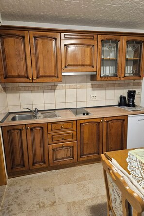 Kühlschrank, Geschirrspüler, Kochgeschirr/Geschirr/Besteck