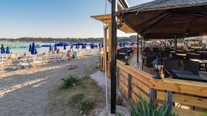 A beachside restaurant with outdoor seating overlooking the sea. - Modernes und komfortables Wohndesign by Interhome (Medulin)
