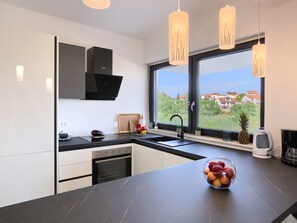 Kühlschrank, Mikrowelle, Ofen, Geschirrspüler