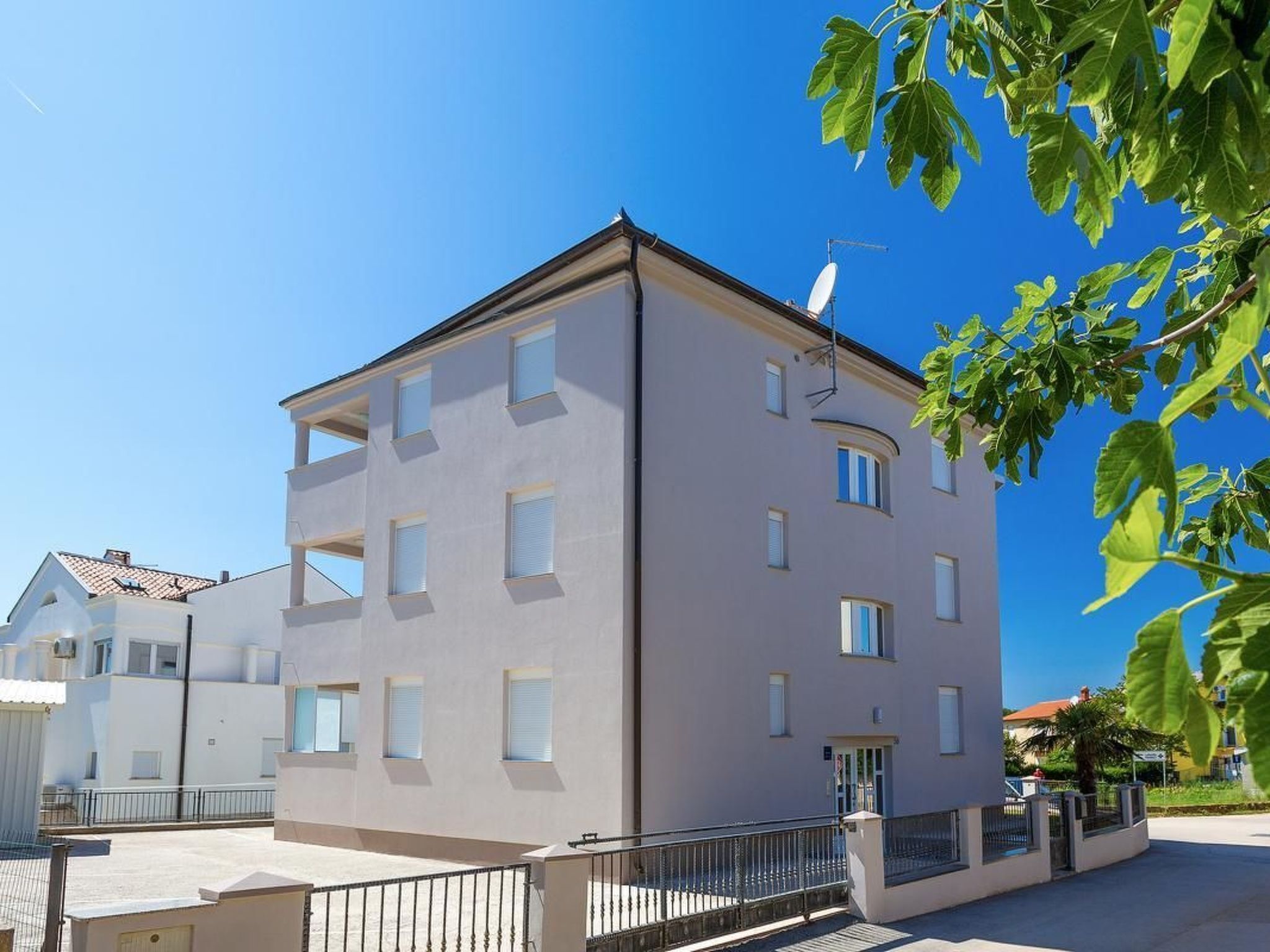 المنشأة من الخارج