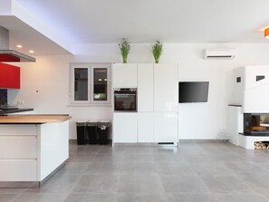 Fridge, microwave, oven, dishwasher - Villa Histra by Interhome (Medulin)