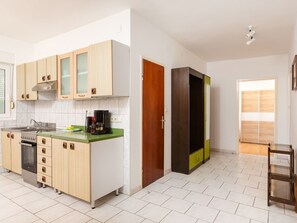 Fridge, microwave, oven, cookware/dishes/utensils - Wohnung "Aleksic A1 Veliki" by Interhome (Medulin)