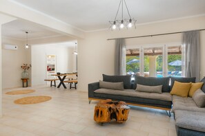 Fernseher, Tischtennisplatte, Bücher, Stereoanlage
