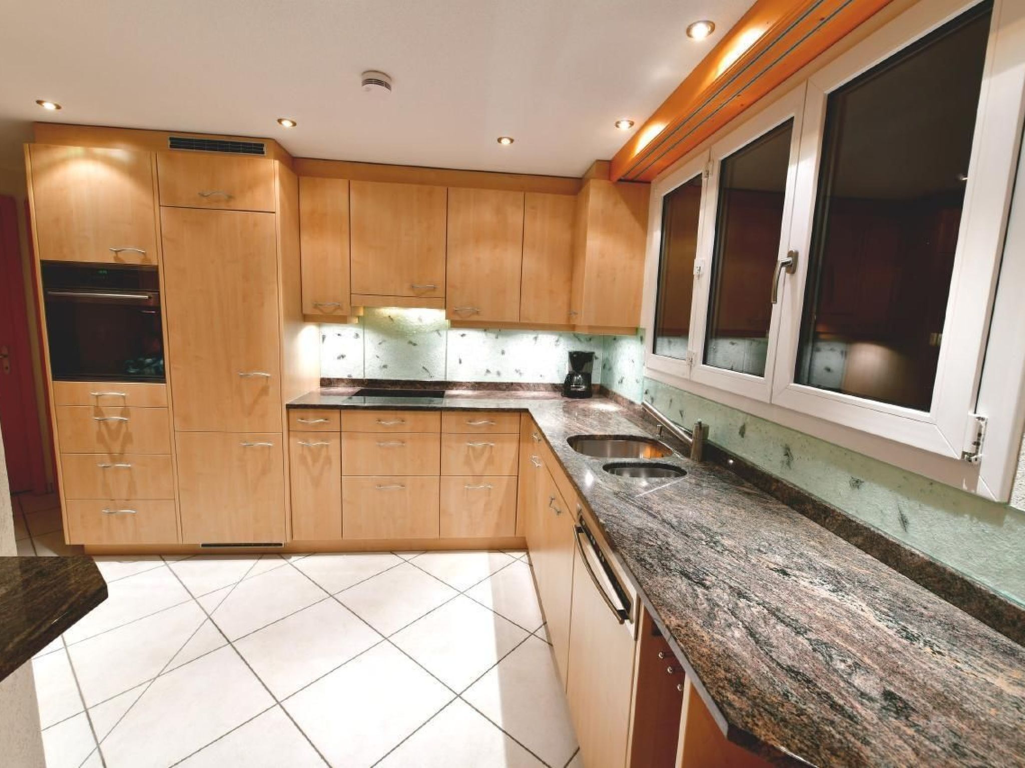 Frigorífico, microondas, horno y lavavajillas