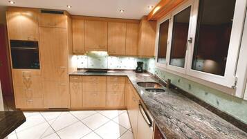 Frigorífico, microondas, horno y lavavajillas