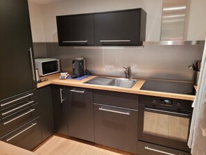 Kühlschrank, Mikrowelle, Ofen, Geschirrspüler