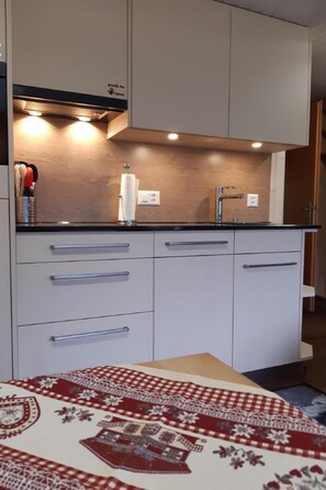 Fridge, oven, dishwasher, cookware/dishes/utensils - Chalet Burgstein, Studio Alpenrose by Interhome (Grindelwald)