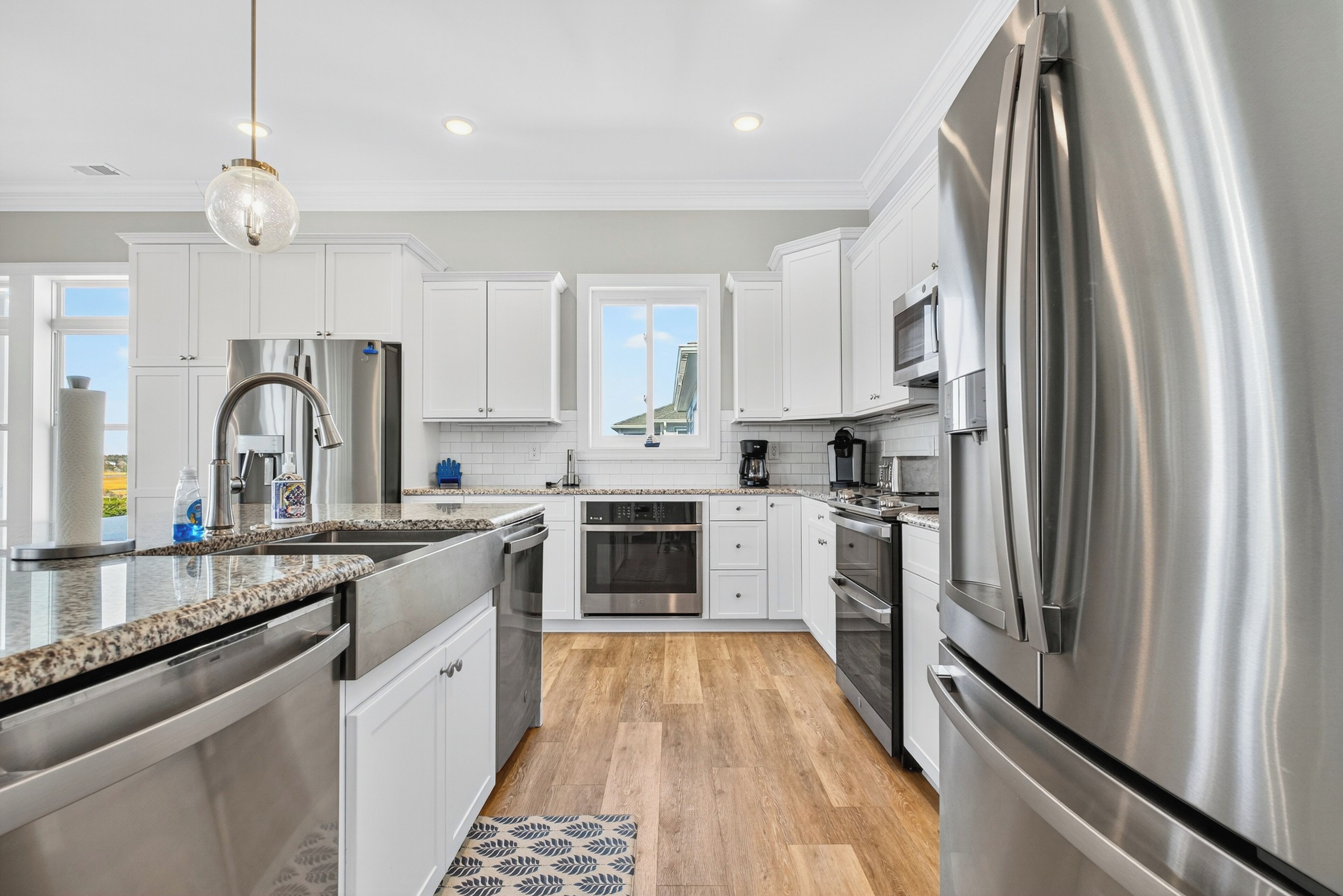 Kylskåp, mikrovågsugn, ugn och spishäll