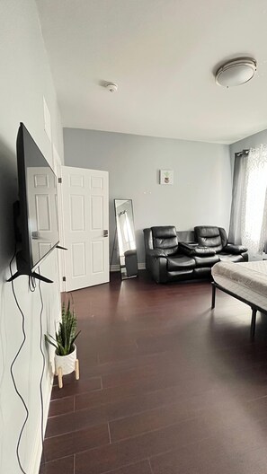 WiFi, bed sheets - Cozy Apartment in the Heart of Kensington Market (Toronto)