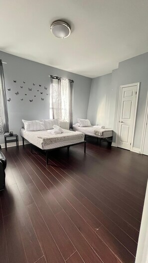 WiFi, bed sheets - Cozy Apartment in the Heart of Kensington Market (Toronto)