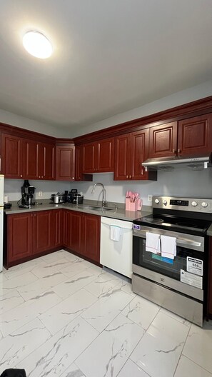 Private kitchen - Cozy Apartment in the Heart of Kensington Market (Toronto)