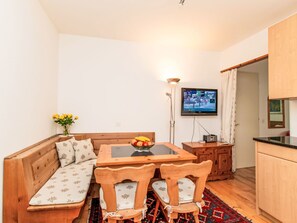 Dining - Chesa il purtretin by Interhome (Pontresina)